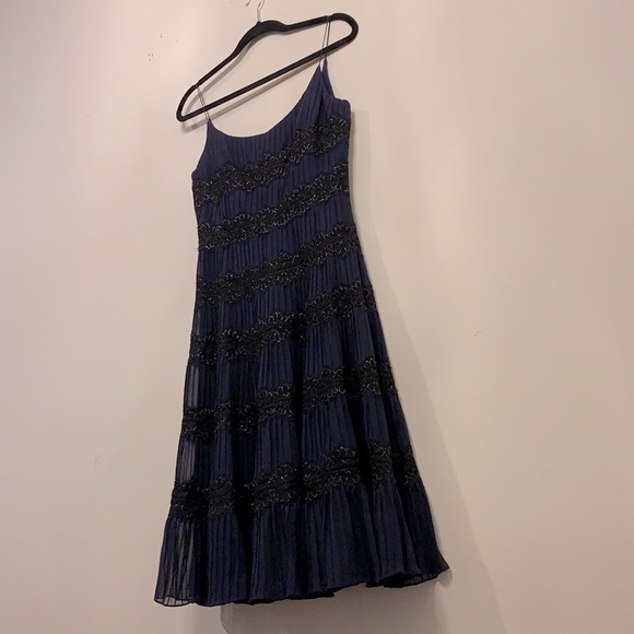 Carmen Marc Valvo Size 6 Black Lace and Navy Pleated Silk Cocktail Dress - Picture 3 of 16